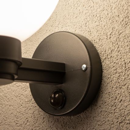 BRILAGI - Außenwandleuchte mit Bewegungsmelder HARBOR 1xE27/40W/230V IP33 schwarz/weiß