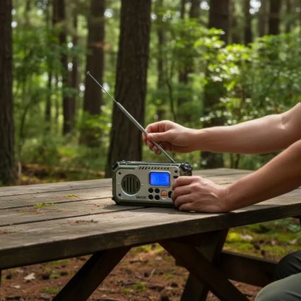 Camping-Radio mit Kurbel, Solarpanel und LED-Taschenlampe mit Powerbank-Funktion, 5 V / 3×AAA / 2000 mAh, IPX4, grün