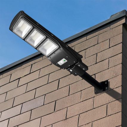 Dimmbare LED-Solar-Straßenleuchte mit Bewegungs- und Dämmerungssensor LED/12W/3,2V 6000K IP65 10000 mAh schwarz + Fernbedienung