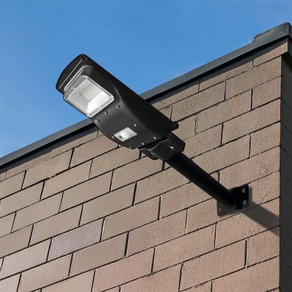 Dimmbare LED-Solar-Straßenleuchte mit Bewegungs- und Dämmerungssensor LED/6W/3,2V 6000K IP65 5000 mAh schwarz + Fernbedienung