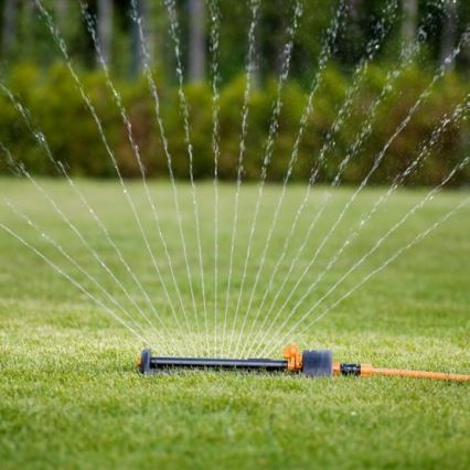 Fiskars – Wassersparender Rasensprenger mit Metallbasis