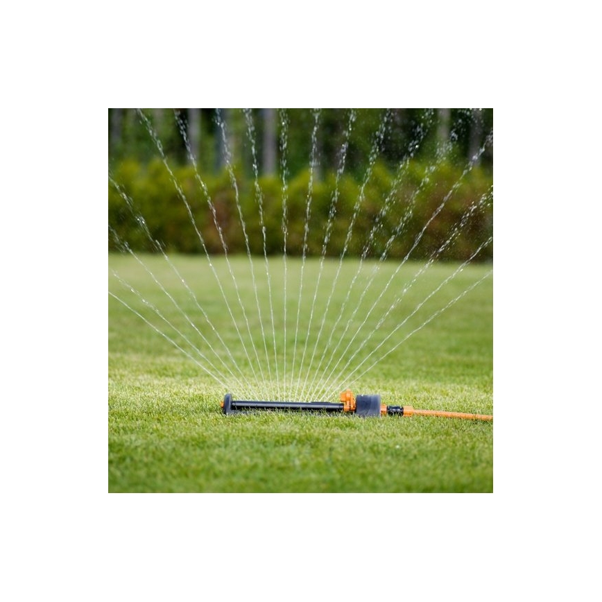 Fiskars – Wassersparender Rasensprenger mit Metallbasis