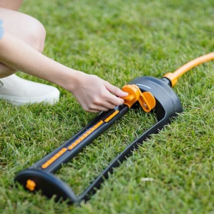 Fiskars – Wassersparender Rasensprenger mit Metallbasis