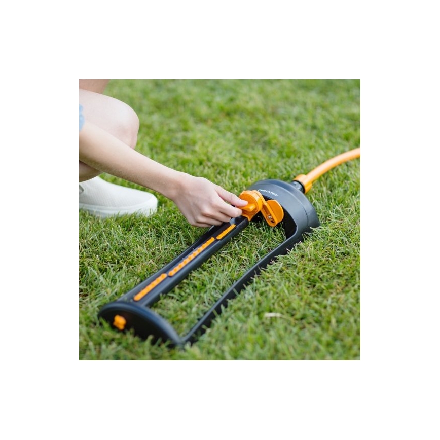 Fiskars – Wassersparender Rasensprenger mit Metallbasis
