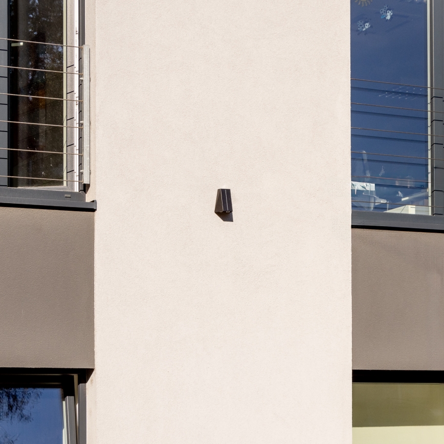 LED-Solarwandleuchte mit Sensor LED/2W/5V IP54 1300 mAh