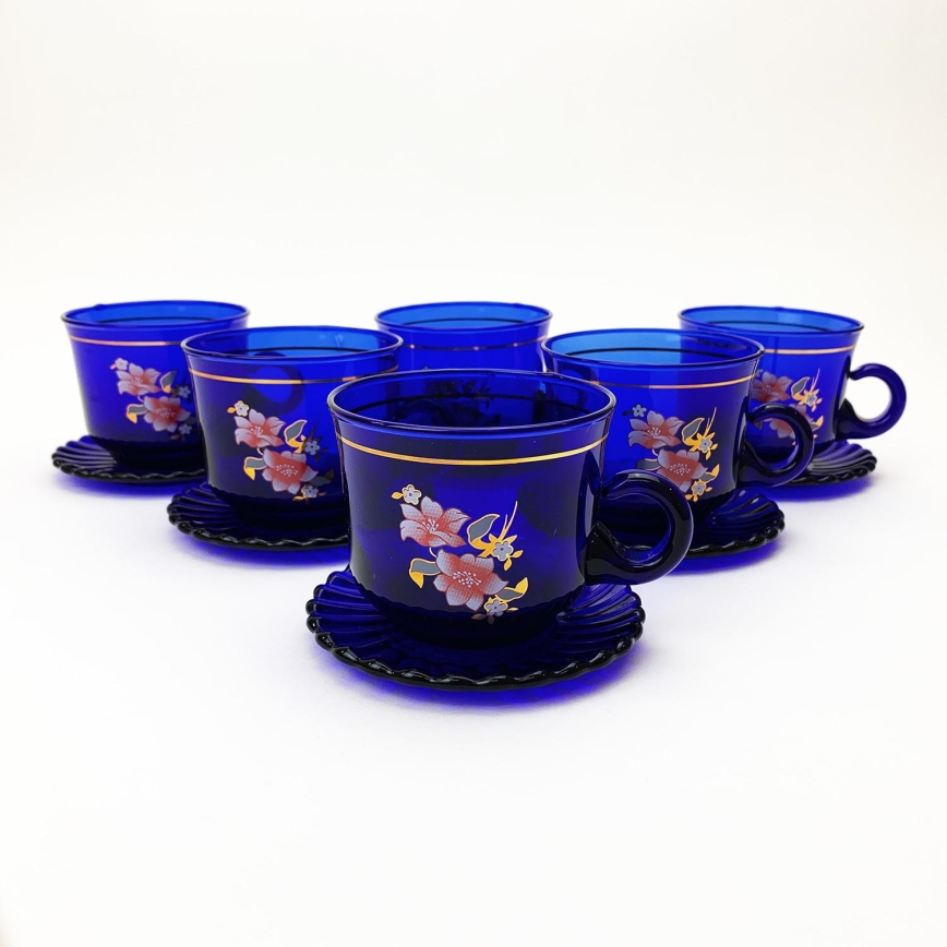 Kaffeeservice blau mit Blumenstrauß-Motiv