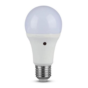 LED-Glühbirne mit einem Dämmerungssensor E27/9W/230V 6000K