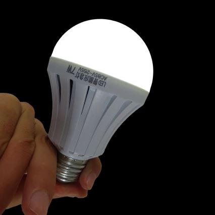 LED-Lampe mit Batterie Li-Ion A70 E27/7W/230V 4000K - Fulgur 24016