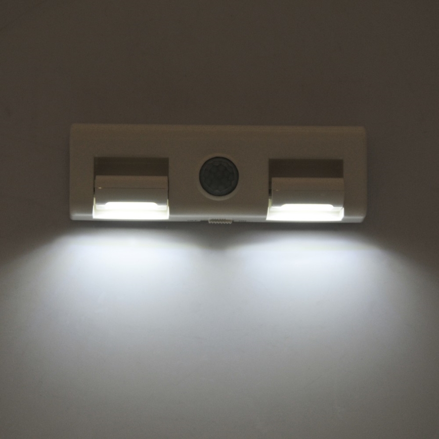 LED Wandleuchte mit Sensor LED/3xAA/4,5V