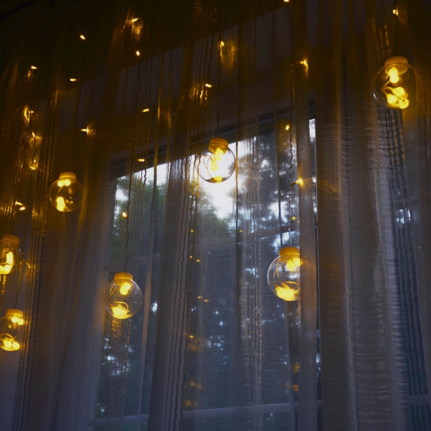 LED Weihnachtsvorhang WISH BALLS 108xLED/8 Funktionen 4,5 m warmweiß
