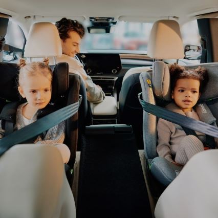 Lionelo - drehbarer Autokindersitz BRAVE i-Size 40-150 cm mit Basis, Schwarz-Carbon