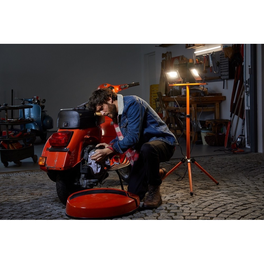Osram - LED-Flutlicht auf Stativ TRIPOD 2xLED/20W/230V IP65