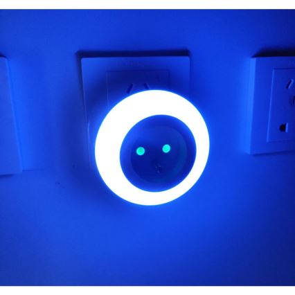 LED-Orientierungslicht mit Dämmerungssensor und Steckdose LED/0,6W/230V