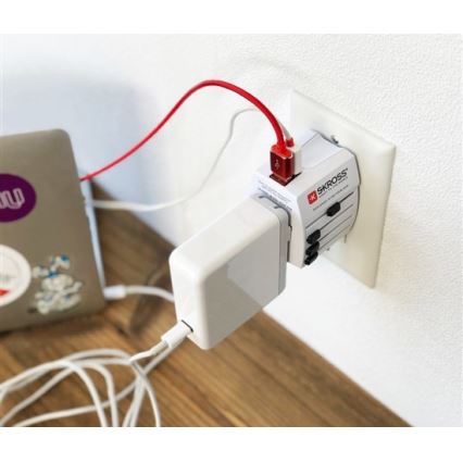 Internationaler Reiseadapter 230V + 2x USB-Anschluss