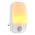 Steckdosen-Orientierungsleuchte mit Bewegungs- und Dämmerungssensor LED/0,55W/230V weiß