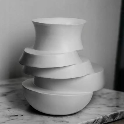 Vase 38 x 33 x 36 cm, aus Harz, weiß