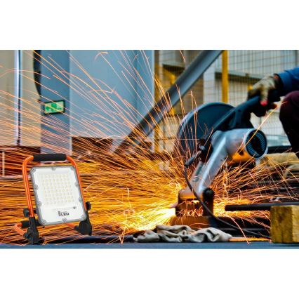 Wiederaufladbarer LED-Reflektor mit Stativ LED/50W/3,2V 4500K 5000 mAh IP65 orange